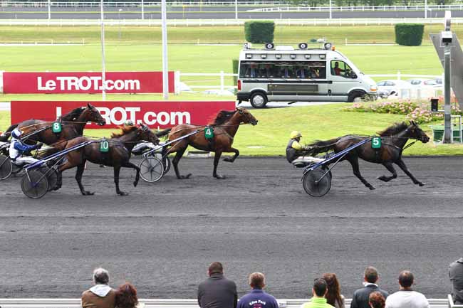 Photo d'arrivée de la course pmu PRIX DE VILLENEUVE-SUR-LOT à PARIS-VINCENNES le Samedi 11 juin 2016