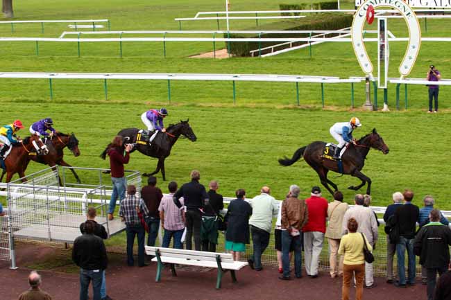 Photo d'arrivée de la course pmu PRIX DU VAL DE GRACE à COMPIEGNE le Lundi 13 juin 2016