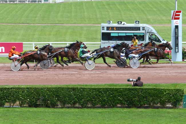 Photo d'arrivée de la course pmu PRIX D'HERMONVILLE à ENGHIEN le Samedi 18 juin 2016