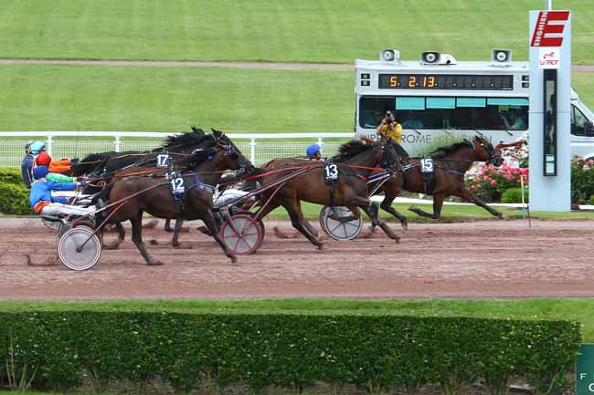 Photo d'arrivée de la course pmu PRIX DES INVALIDES à ENGHIEN le Samedi 18 juin 2016