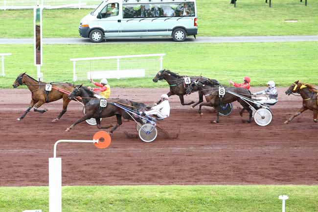 Photo d'arrivée de la course pmu PRIX DE COGNAT-LYONNE à VICHY le Lundi 20 juin 2016