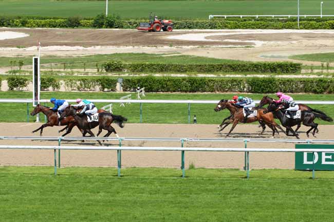 Photo d'arrivée de la course pmu PRIX FOURIRE à DEAUVILLE le Vendredi 24 juin 2016