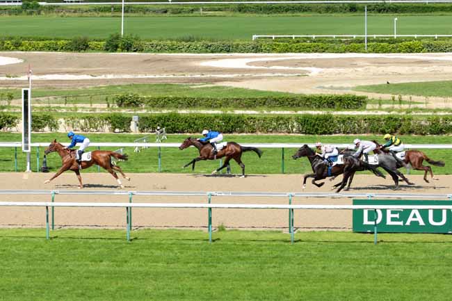 Photo d'arrivée de la course pmu PRIX CASTERARI à DEAUVILLE le Vendredi 24 juin 2016