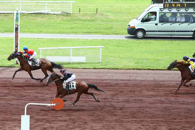 Photo d'arrivée de la course pmu PRIX DE CARPENTRAS à VICHY le Jeudi 30 juin 2016