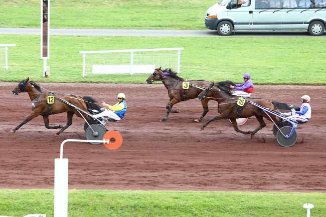 Photo d'arrivée de la course pmu PRIX DU BOIS DU BOUC à VICHY le Jeudi 30 juin 2016