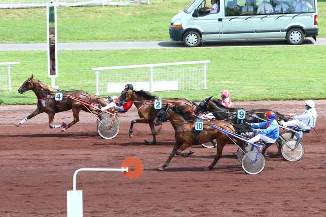Photo d'arrivée de la course pmu PRIX DE ROCHEFORT MONTAGNE à VICHY le Jeudi 30 juin 2016