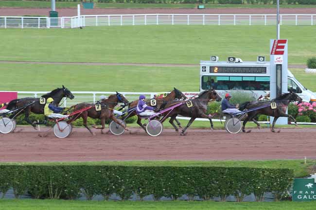 Photo d'arrivée de la course pmu PRIX DE LA PLACE DU COMMERCE (GR A) à ENGHIEN le Jeudi 30 juin 2016