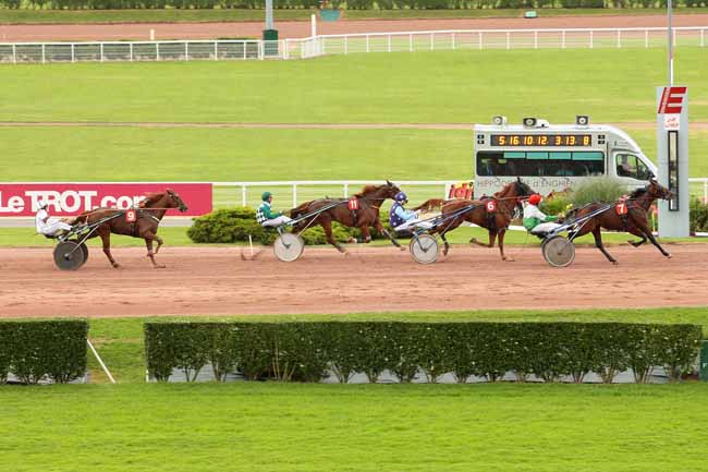 Photo d'arrivée de la course pmu PRIX DE CREPY-EN-VALOIS à ENGHIEN le Samedi 2 juillet 2016