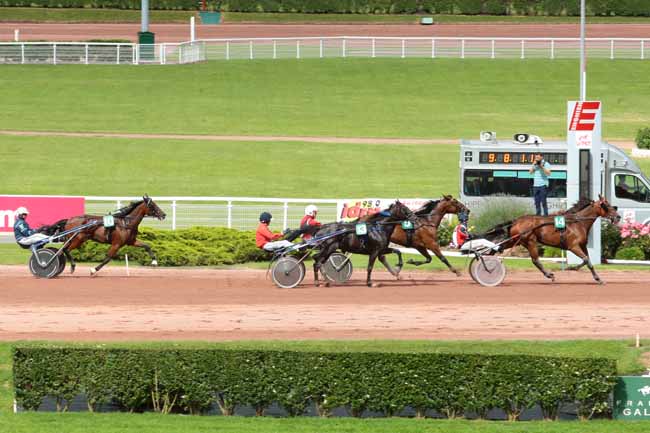 Photo d'arrivée de la course pmu PRIX DE L'OBSERVATOIRE à ENGHIEN le Samedi 2 juillet 2016