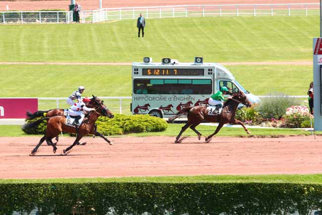 Photo d'arrivée de la course pmu PRIX DE LA PLACE DU TROCADERO à ENGHIEN le Jeudi 7 juillet 2016