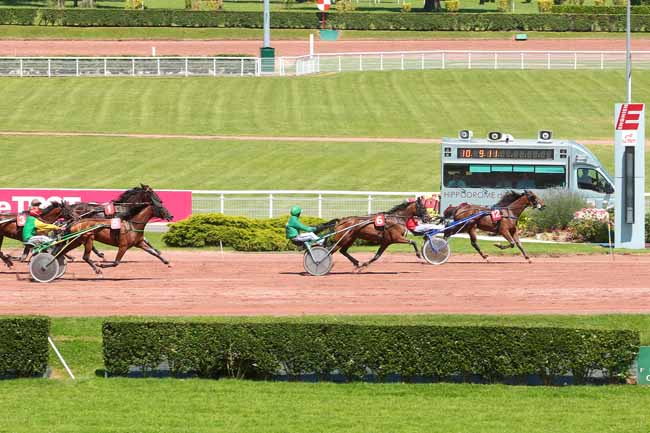 Photo d'arrivée de la course pmu PRIX DE MENILMONTANT à ENGHIEN le Jeudi 7 juillet 2016