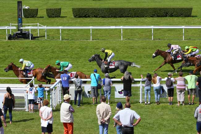 Photo d'arrivée de la course pmu PRIX DE LA VESPIERE à CLAIREFONTAINE le Jeudi 7 juillet 2016