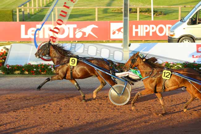 Photo d'arrivée de la course pmu PRIX DES SPIREES à CABOURG le Vendredi 8 juillet 2016