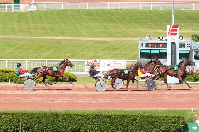 Photo d'arrivée de la course pmu PRIX DE L'ECOLE MILITAIRE à ENGHIEN le Samedi 9 juillet 2016