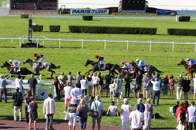 Photo d'arrivée de la course pmu PRIX DE LA VILLE DE SAINT-ARNOULT à CLAIREFONTAINE le Samedi 9 juillet 2016