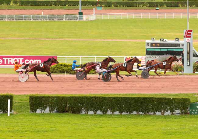 Photo d'arrivée de la course pmu PRIX D'ESCUROLLES à ENGHIEN le Mercredi 13 juillet 2016