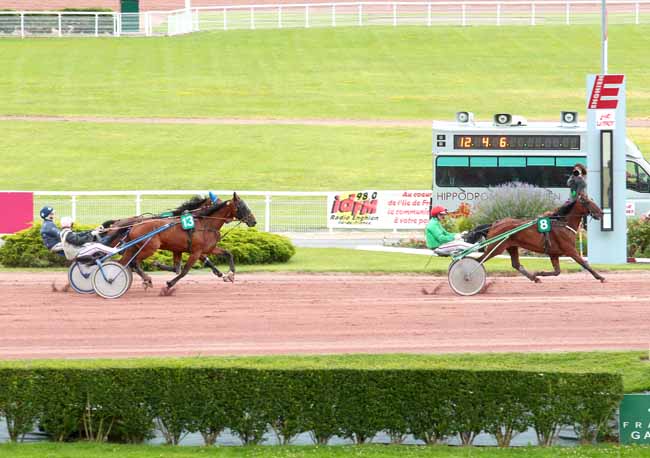 Photo d'arrivée de la course pmu PRIX QUIPROQUO II à ENGHIEN le Mercredi 13 juillet 2016