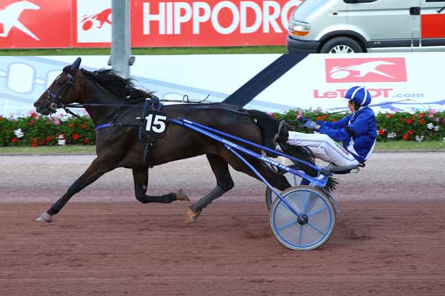 Photo d'arrivée de la course pmu PRIX DES HEMEROCALLES à CABOURG le Vendredi 15 juillet 2016
