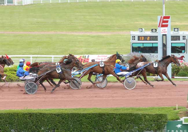 Photo d'arrivée de la course pmu PRIX DU LOUVRE à ENGHIEN le Samedi 16 juillet 2016