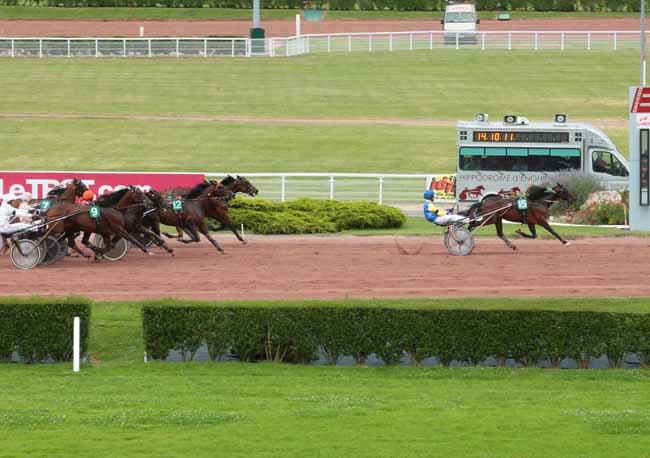 Photo d'arrivée de la course pmu PRIX DE VILLIERS à ENGHIEN le Samedi 16 juillet 2016