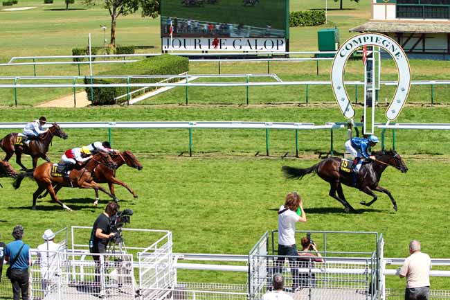 Photo d'arrivée de la course pmu PRIX DU THEATRE IMPERIAL à COMPIEGNE le Mardi 19 juillet 2016