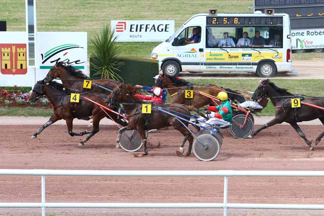 Photo d'arrivée de la course pmu PRIX OPTIQUE KRYS - YANNICK PIERRE à VIRE le Mercredi 20 juillet 2016