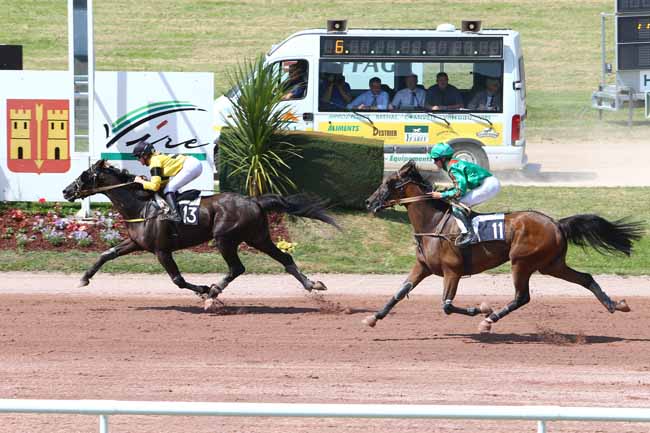 Photo d'arrivée de la course pmu PRIX CHAMPAGNE MOET & CHANDON à VIRE le Mercredi 20 juillet 2016