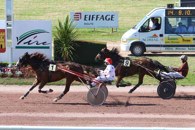 Photo d'arrivée de la course pmu PRIX RENAULT VIRE à VIRE le Mercredi 20 juillet 2016