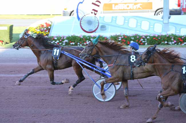Photo d'arrivée de la course pmu PRIX DE LA VILLE DE GONNEVILLE-SUR-MER à CABOURG le Vendredi 22 juillet 2016