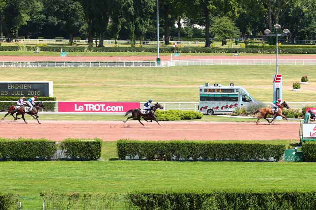 Photo d'arrivée de la course pmu PRIX DE LA PLACE D'IENA à ENGHIEN le Samedi 23 juillet 2016