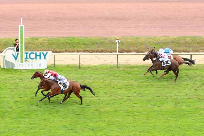 Photo d'arrivée de la course pmu PRIX MADAME JEAN COUTURIE à VICHY le Lundi 25 juillet 2016