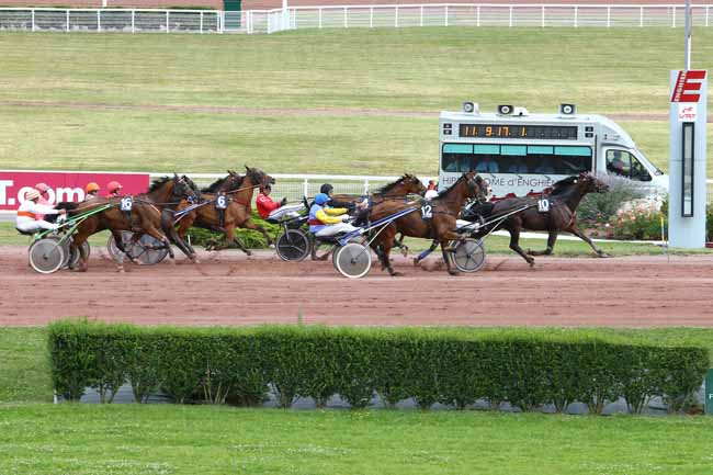 Photo d'arrivée de la course pmu PRIX DU MEDOC à ENGHIEN le Mercredi 27 juillet 2016