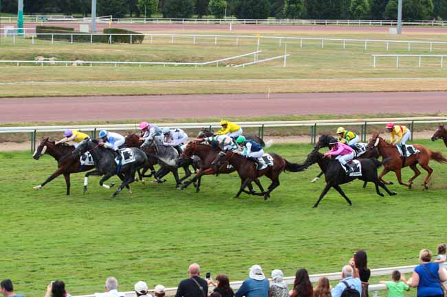 Photo d'arrivée de la course pmu PRIX DE LA COMMUNAUTE D'AGGLOMERATION VICHY-VAL D'ALLIER à VICHY le Jeudi 28 juillet 2016