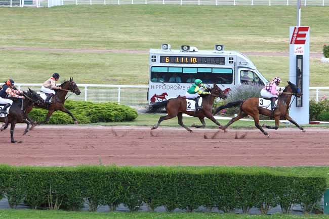 Photo d'arrivée de la course pmu PRIX D'AIX-EN-PROVENCE à ENGHIEN le Jeudi 28 juillet 2016