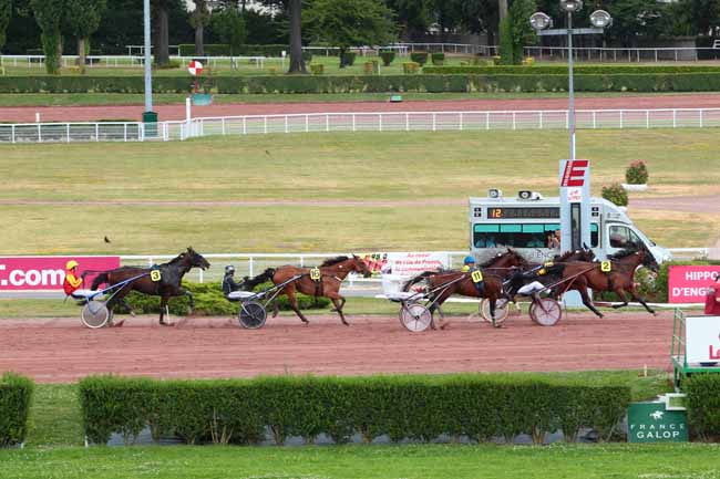 Photo d'arrivée de la course pmu PRIX DE LA BOURSE à ENGHIEN le Samedi 30 juillet 2016