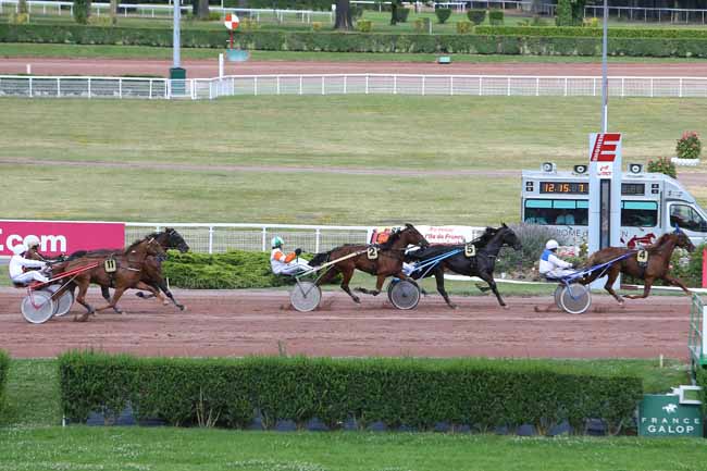 Photo d'arrivée de la course pmu PRIX DE LA GOUTTE D'OR à ENGHIEN le Dimanche 31 juillet 2016
