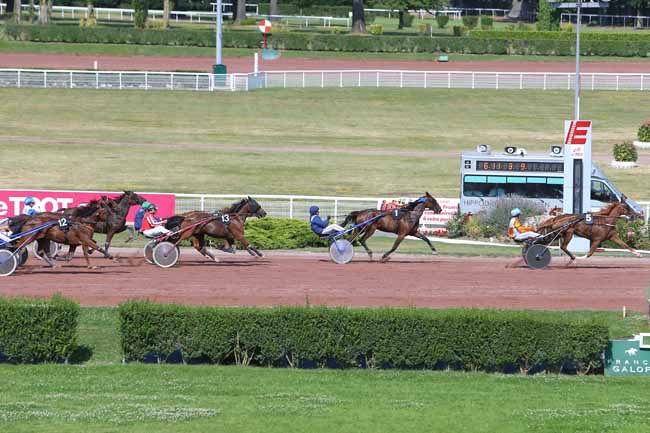 Photo d'arrivée de la course pmu PRIX DE CLICHY à ENGHIEN le Dimanche 31 juillet 2016