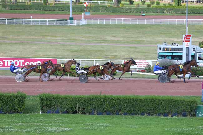 Photo d'arrivée de la course pmu PRIX DE LA PORTE POUCHET à ENGHIEN le Dimanche 31 juillet 2016