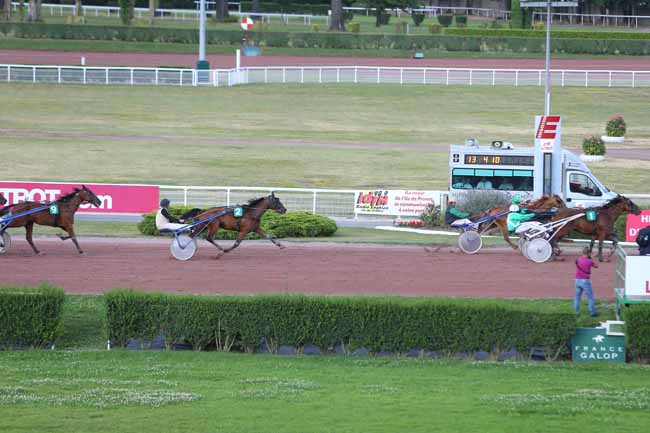 Photo d'arrivée de la course pmu PRIX DE SOUILLAC à ENGHIEN le Dimanche 31 juillet 2016