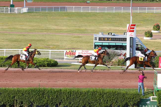 Photo d'arrivée de la course pmu PRIX DE CHARONNE à ENGHIEN le Dimanche 31 juillet 2016