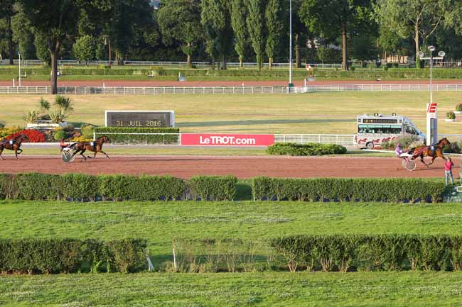 Photo d'arrivée de la course pmu PRIX DE SAINT-GERMAIN-DES-PRES à ENGHIEN le Dimanche 31 juillet 2016