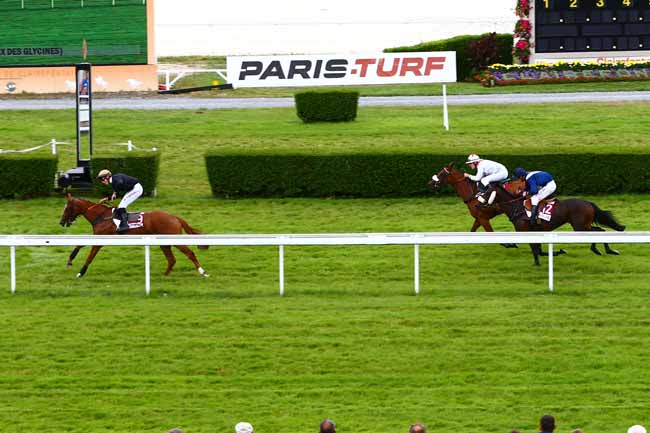 Photo d'arrivée de la course pmu PRIX DES GLYCINES à CLAIREFONTAINE le Lundi 1 août 2016