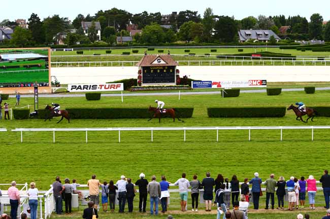 Photo d'arrivée de la course pmu PRIX DES HELIOTROPES à CLAIREFONTAINE le Lundi 1 août 2016