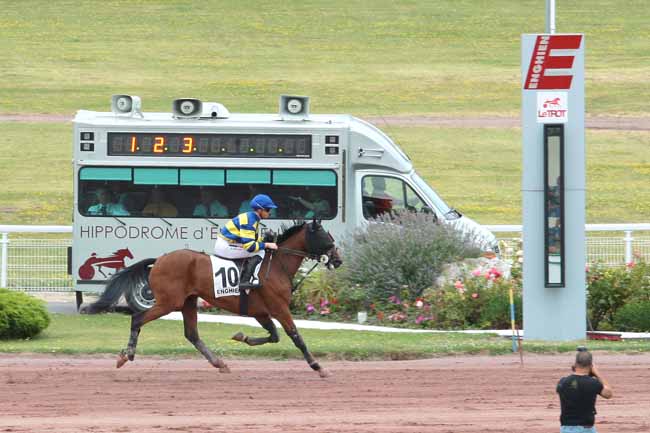 Photo d'arrivée de la course pmu PRIX DE LA PLACE SAINT-MICHEL à ENGHIEN le Mercredi 3 août 2016