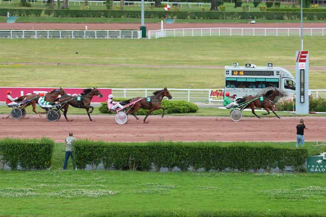 Photo d'arrivée de la course pmu PRIX DE PIGALLE à ENGHIEN le Mercredi 3 août 2016