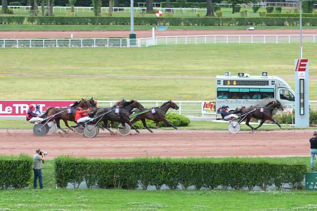 Photo d'arrivée de la course pmu PRIX D'UZES à ENGHIEN le Mercredi 3 août 2016