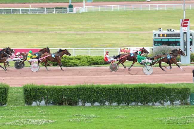 Photo d'arrivée de la course pmu PRIX DU PRE SAINT-GERVAIS à ENGHIEN le Mercredi 3 août 2016