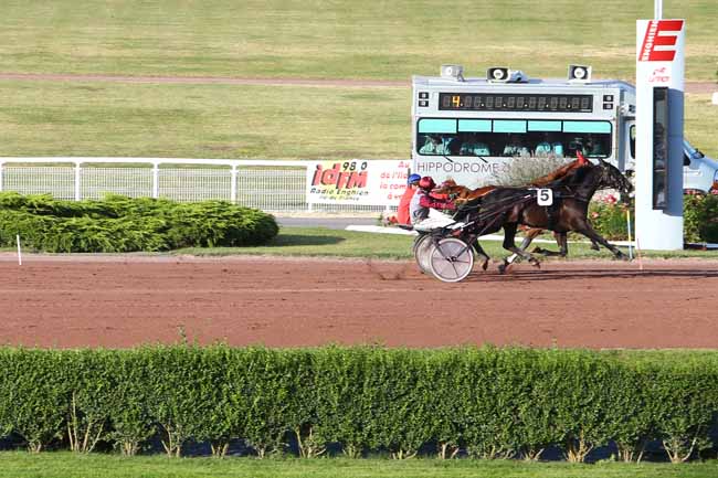 Photo d'arrivée de la course pmu PRIX DE LA PORTE DE CHOISY à ENGHIEN le Samedi 6 août 2016