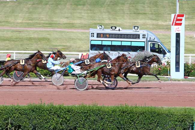 Photo d'arrivée de la course pmu PRIX DES TERNES à ENGHIEN le Dimanche 7 août 2016