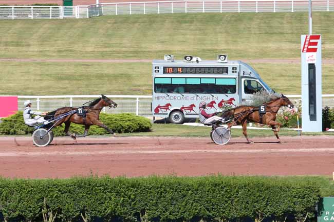 Photo d'arrivée de la course pmu PRIX DE LA PORTE DES LILAS à ENGHIEN le Dimanche 7 août 2016